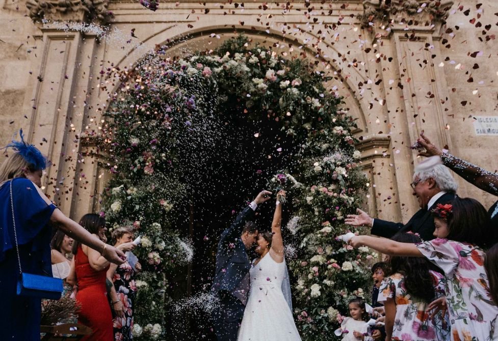 Entrada de los novios a la ceremonia fotografiada por RivasLampe