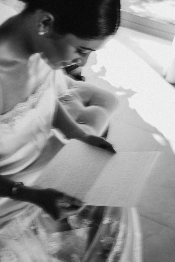 Pareja en momento íntimo durante la boda fotografiada por RivasLampe