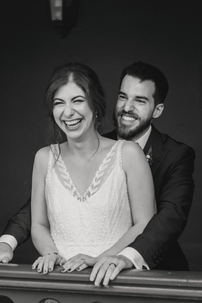 pareja de novios documentada por fotografía y vídeo de Emocionartestudio