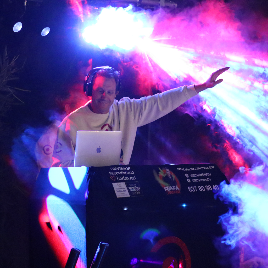 DJ Rafa Carmona en acción con equipo profesional Pioneer DJ animando una boda en Sevilla.