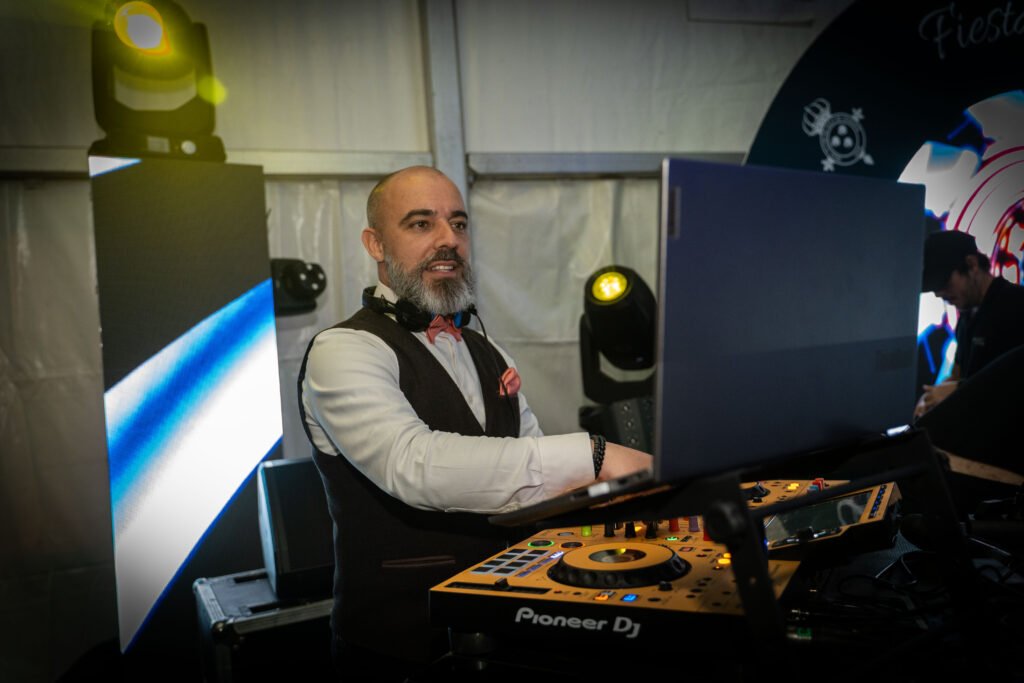 DJ Jonay Díaz coordinando detalles de boda con profesionalismo y trato cercano en Tenerife
