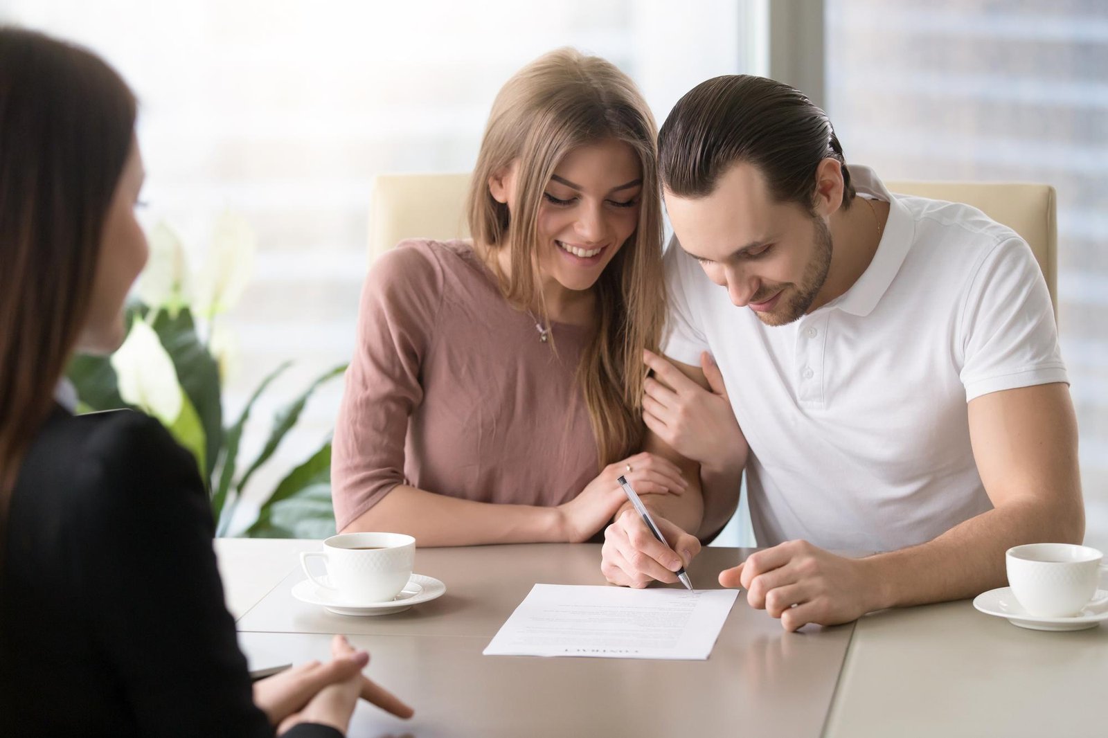 Pareja firmando capitulaciones matrimoniales