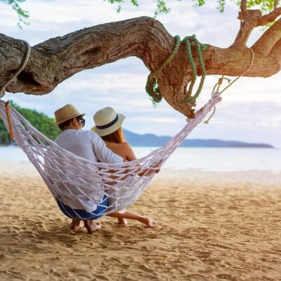 couple lover enjoy honeymoon and long vacation on the sea beach, siiting on the swing together relax and confortable, valentine occasion agencia de viajes de novios en España Wolinda"
