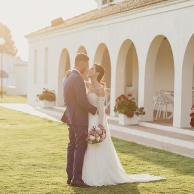 al-fotografia-pareja-boda-madrid Fotógrafo de bodas en Humanes de Madrid - Pareja con luz dorada en jardín